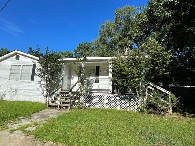 Building Photo - Three bedroom/2 Bath close to downtown Pra...