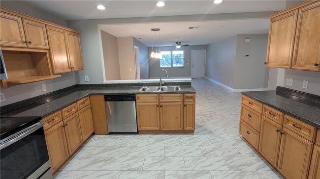 Foto del edificio - 795 Rolling Hill Dr