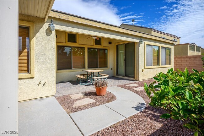 Building Photo - 8133 Chestnut Hollow Ave