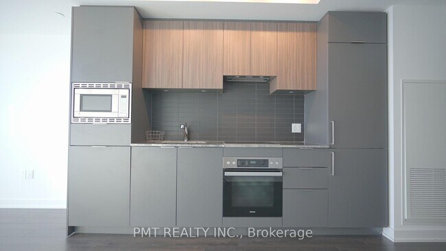 Photo du bâtiment - 50-2850 O'Neill Rd