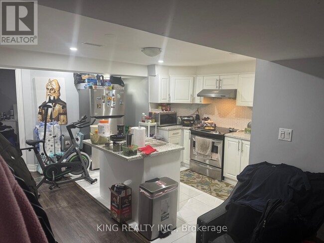 Building Photo - 8 Ferncroft Pl