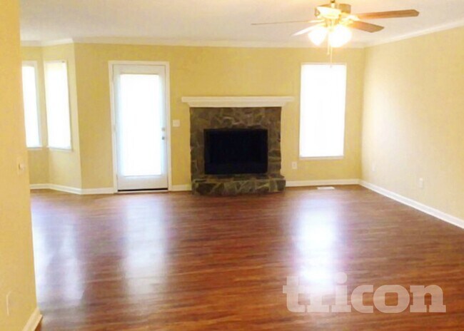 Foto del edificio - 204 Woodchase Ln