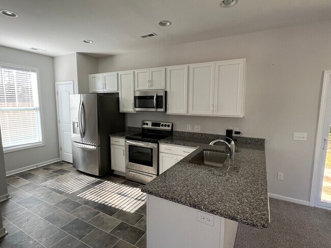 Building Photo - Leland - Newer construction house with 2-c...