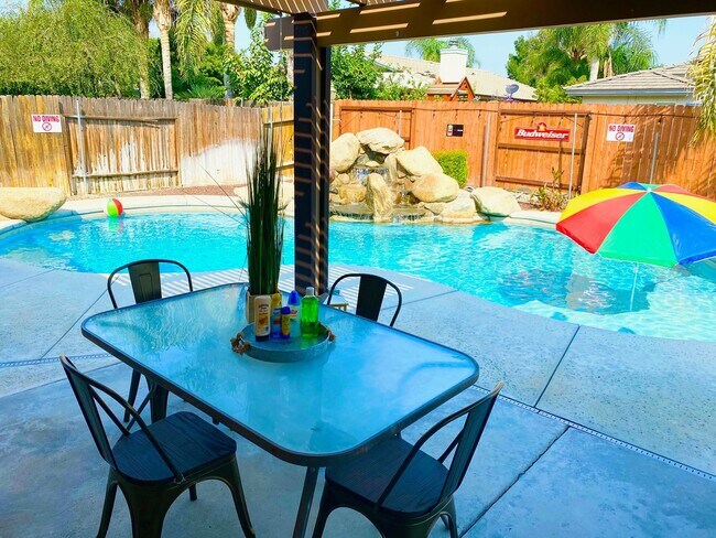 Foto del edificio - Best Deal in SW Bakersfield. Fully furnished home with a Pool
