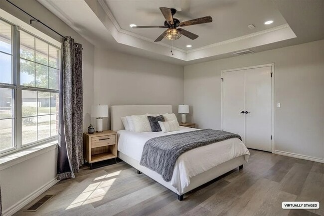 Building Photo - 1700 Strawberry Hl