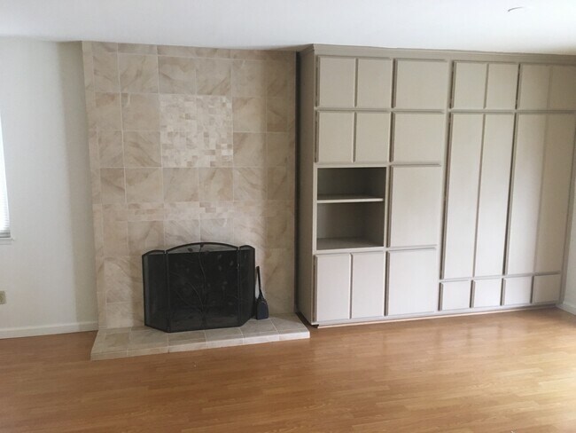 Building Photo - Lovely 4 bed / 2.5 bath University City Home