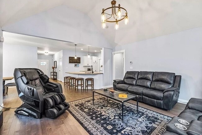Building Photo - Executive 3 Br / 2 BA Home in Desirable Re...