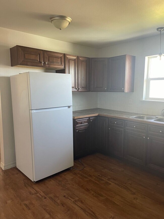 Building Photo - 4-Bedroom Home with Open Floor Plan and Fe...