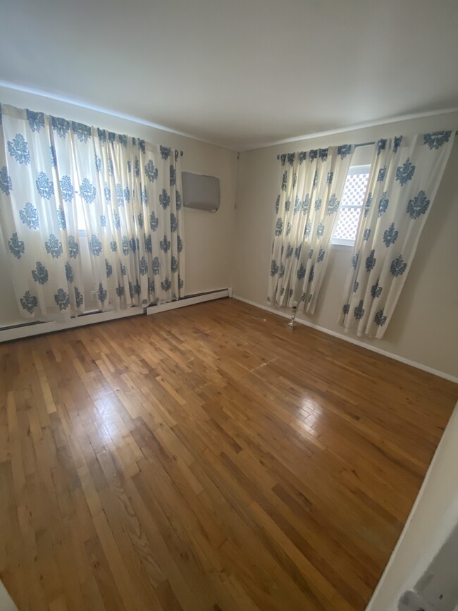 1st bedroom - 29 N Goodwin Ave