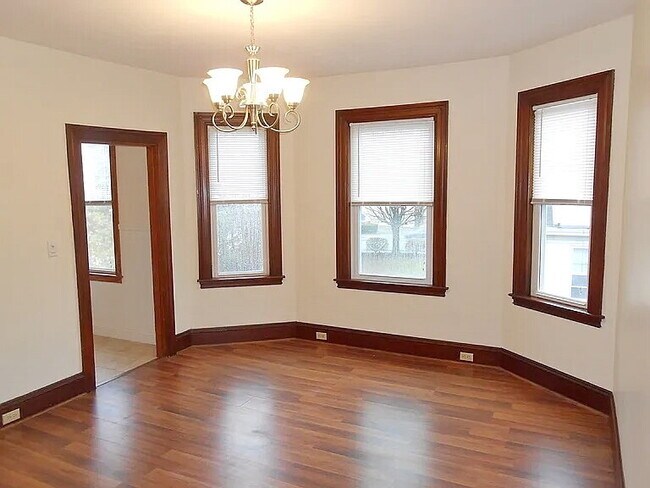 Foto del edificio - Spacious 3 Bedroom, 1 bath in prime Quincy location!