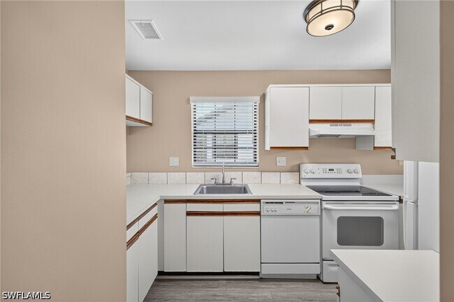Foto del edificio - 5365 Treetops Dr