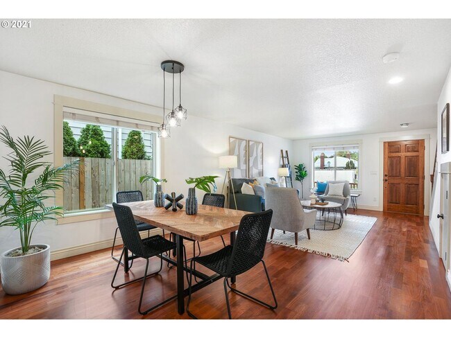 Building Photo - Lovely 4-Bed, 2.5-Bath Home – Gas Fireplac...