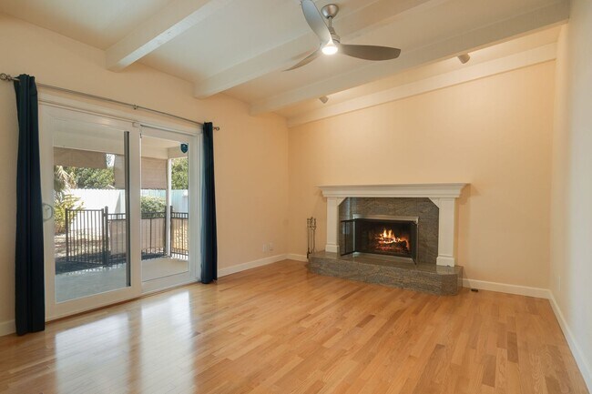 Foto del edificio - Charming 3 Bedroom Single-Story with Firep...