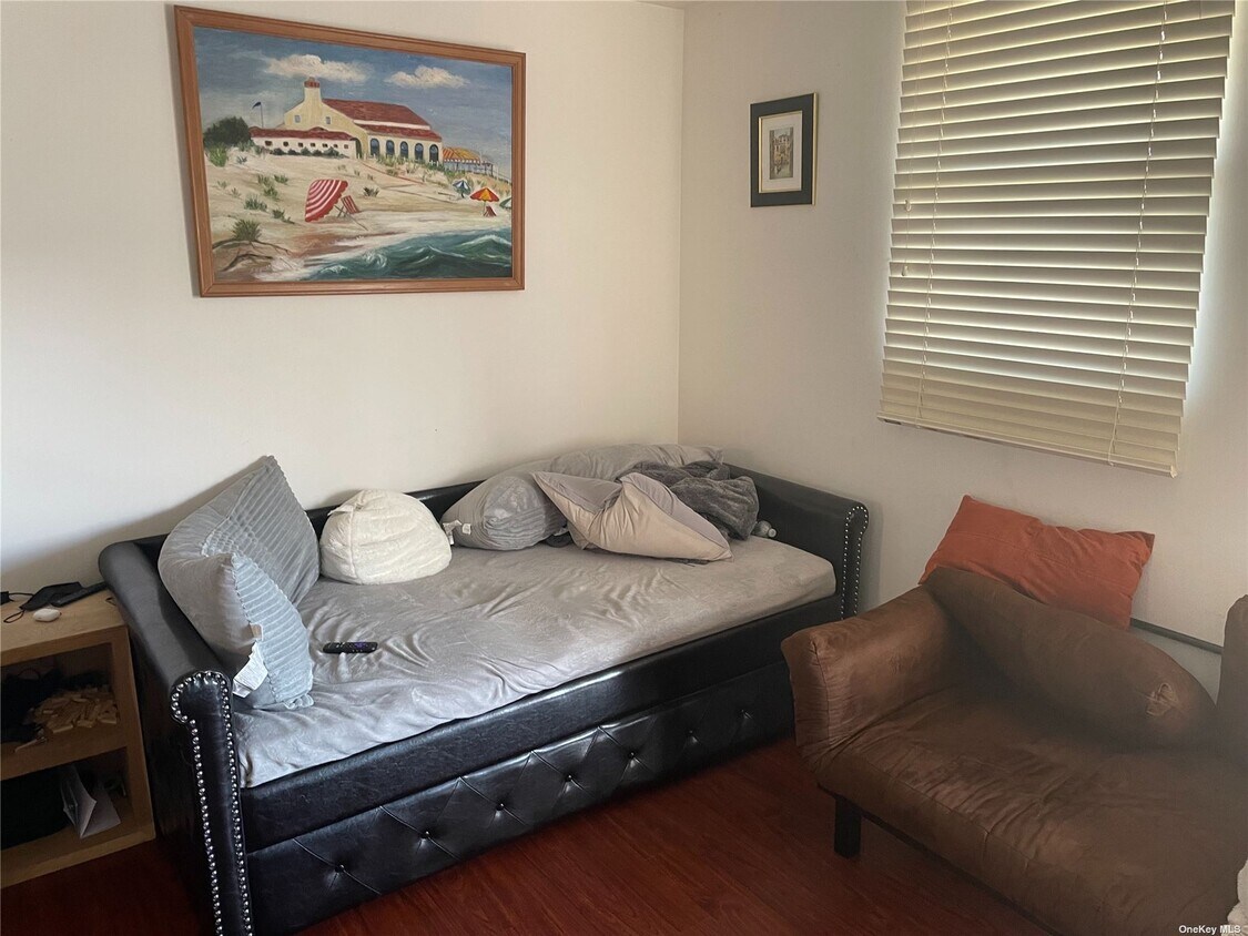 2201 North Rd Unit 5, Hampton Bays, NY 11946 Room for Rent in Hampton