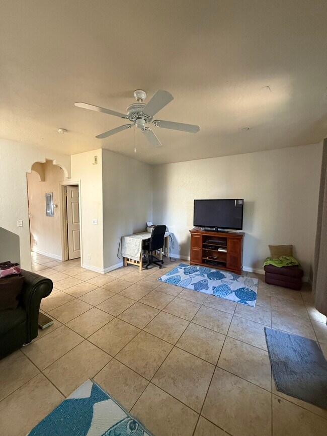 Sala de estar - 1486 E Ivy Ln