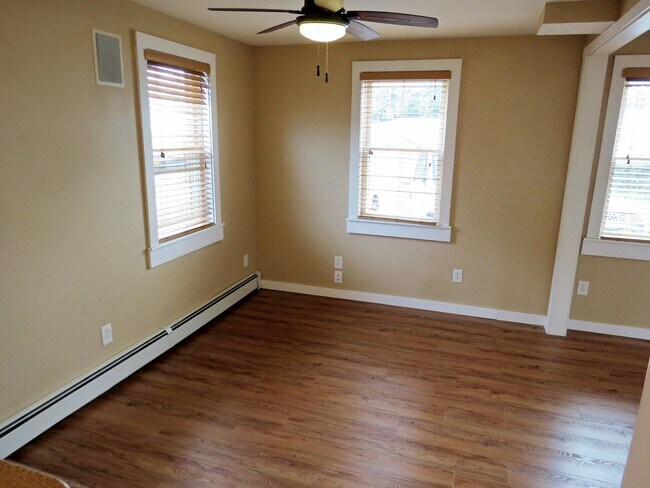 Building Photo - Cozy 2 Bedroom Close to All