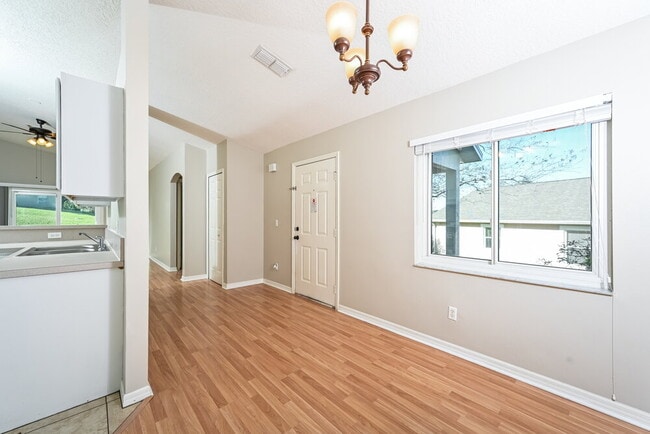 Building Photo - 1323 Hillview Dr