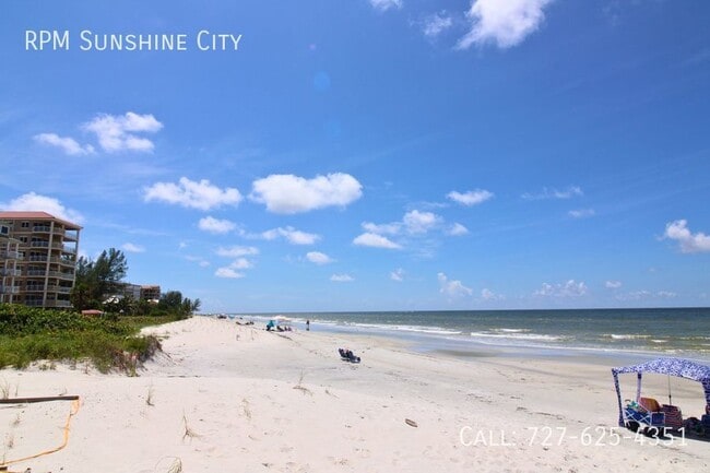 Building Photo - Beachside Bliss: Stunning 2 Bed, 2 Bath Co...