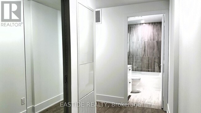 Photo du bâtiment - 470-470 Front St W
