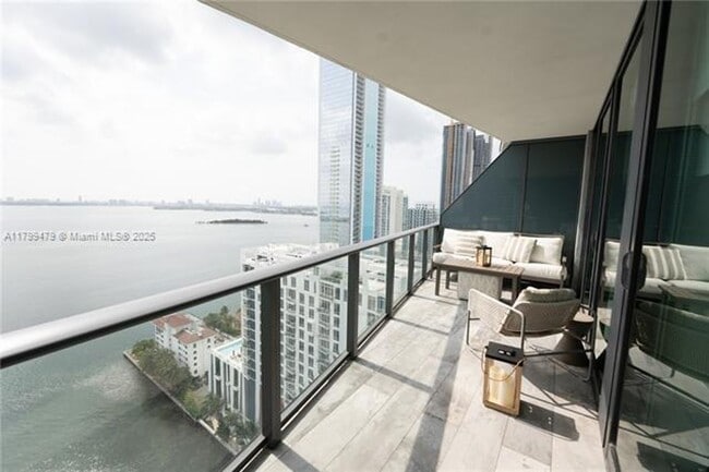 Foto del edificio - 460 NE 28th St