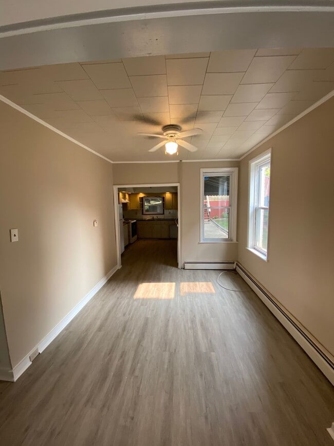 Building Photo - Large 2 BD End Unit With Off Street Parkin...