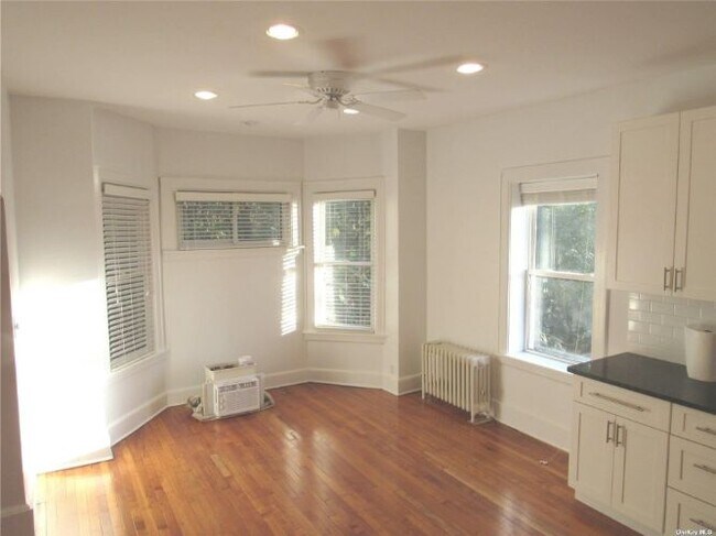Building Photo - 43-14 Douglaston Pkwy