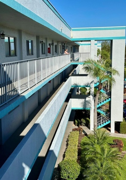 Foto del edificio - 4725 Lucerne Lakes Blvd E