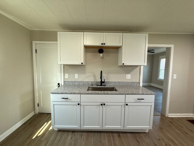 Foto del edificio - Fully Renovated 3-Bedroom Home – Move-In R...