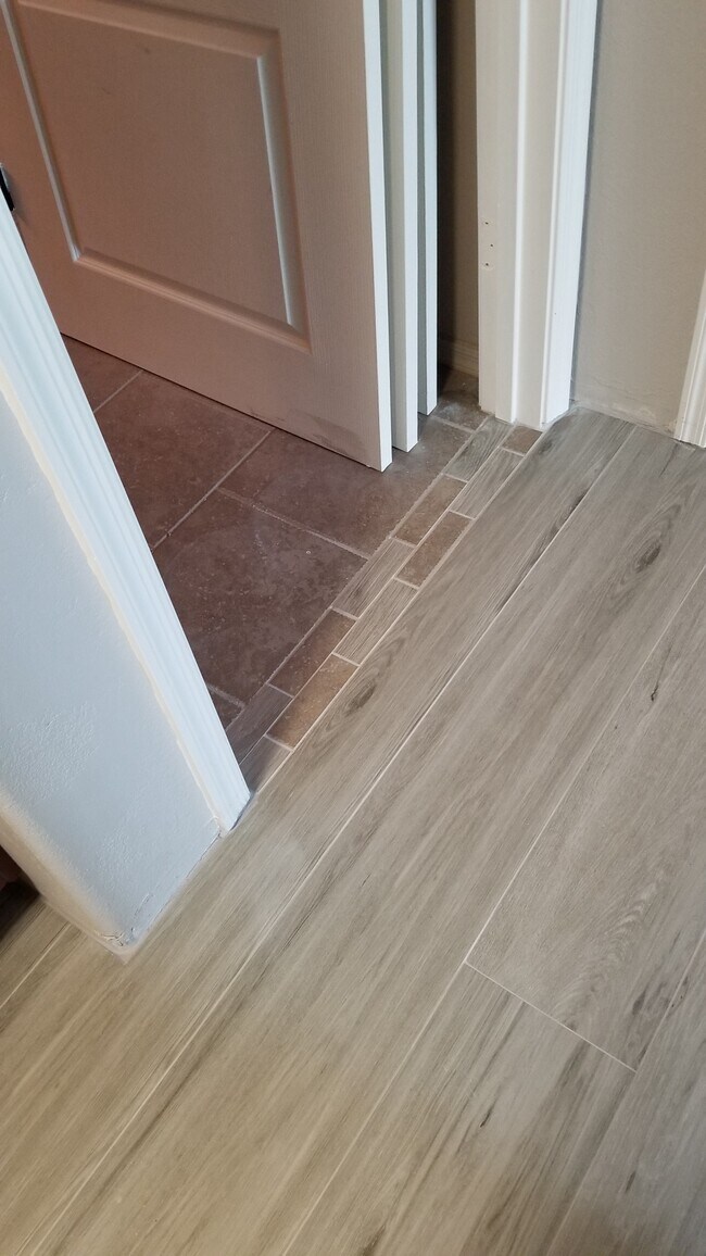 Building Photo - 2550 E River Rd