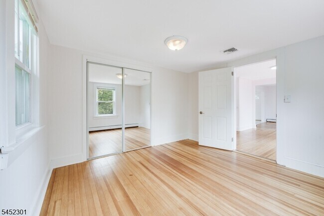 Foto del edificio - 275 E Mt Pleasant Ave