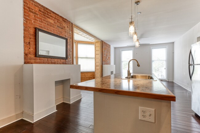 Building Photo - 2352 Kemper Ln