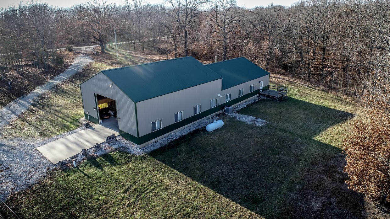 Primary Photo - 4 Bedroom Hunting Lodge in Climax Springs