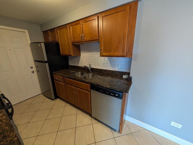 Foto del edificio - 7829 Rutherford Ave