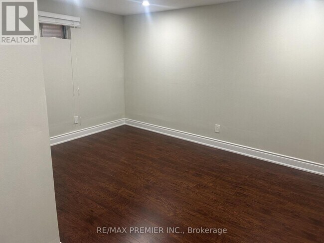 Photo du bâtiment - 4057 Taffey Crescent