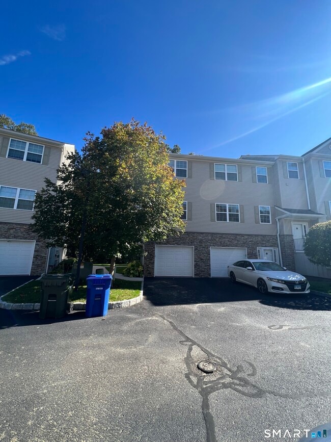 Building Photo - 17 Riverview Ct