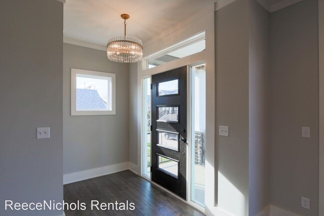 Building Photo - 3 br, 2.5 bath House - 725 W. 44th Terrace