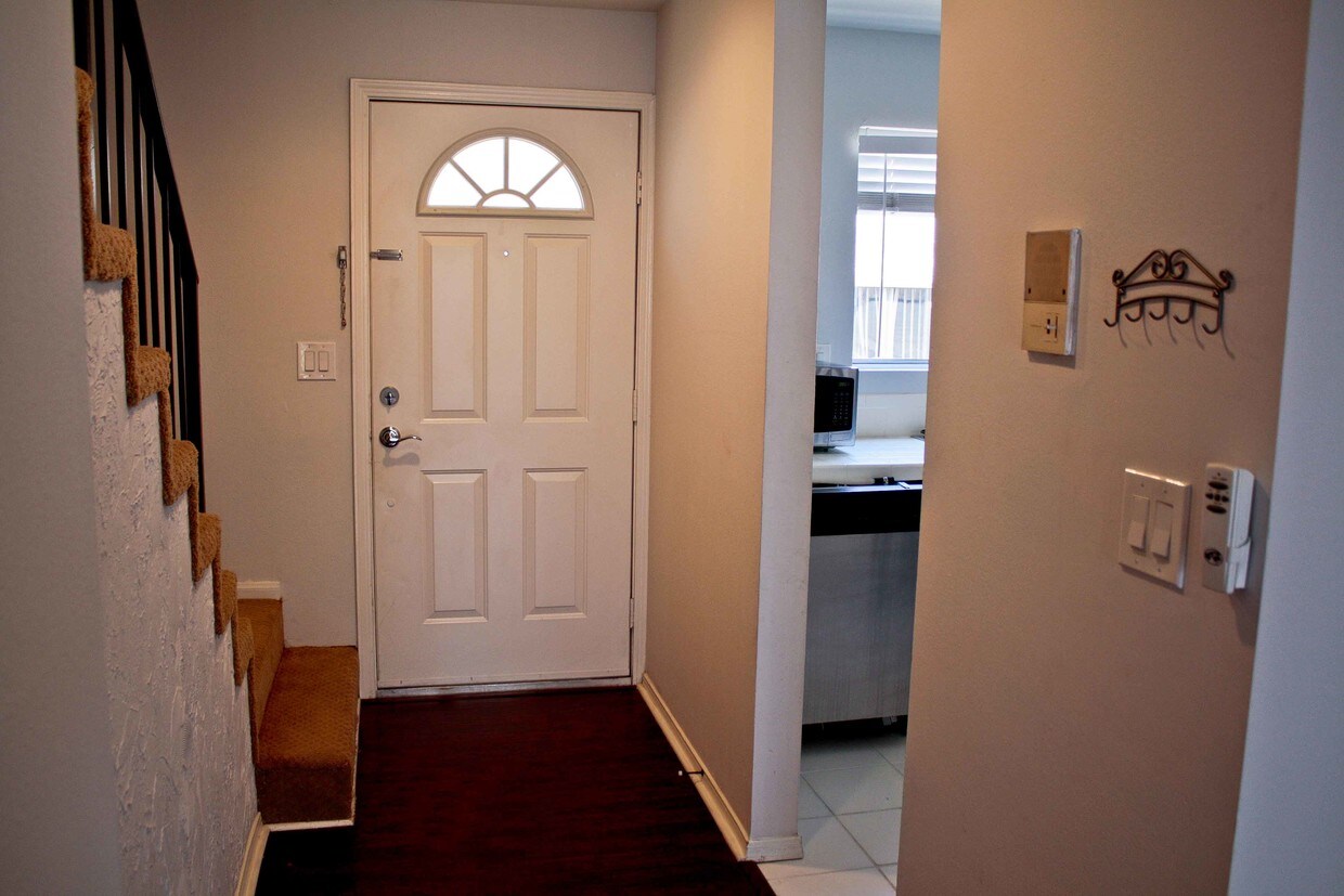 719 N Eucalyptus Ave Unit 16A, Inglewood, CA 90302 Condo for Rent in