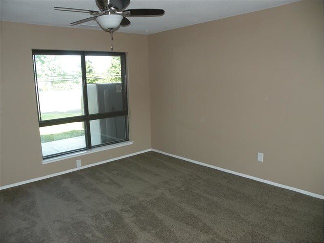 Building Photo - 402 Heritage Dr