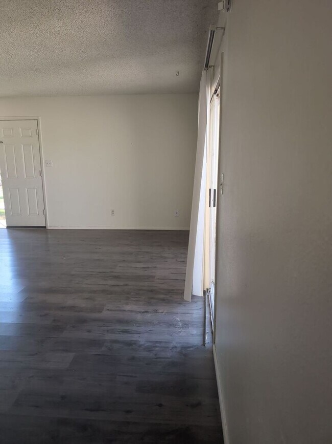 Building Photo - AVAILABLE NOW!!!