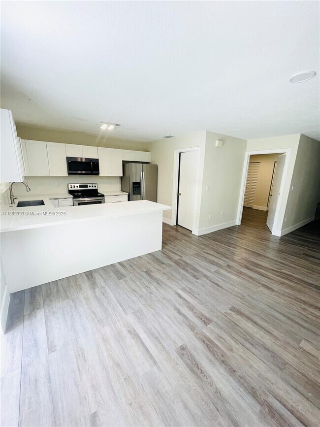 Foto del edificio - 2460 SW 16th St
