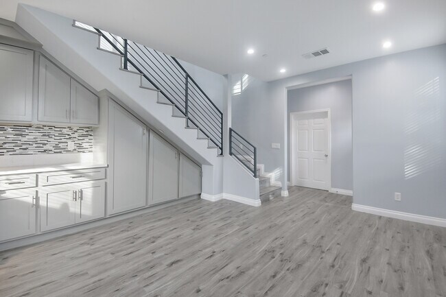 Building Photo - 513 S Oak St