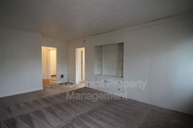 Building Photo - 676 Memorial Dr