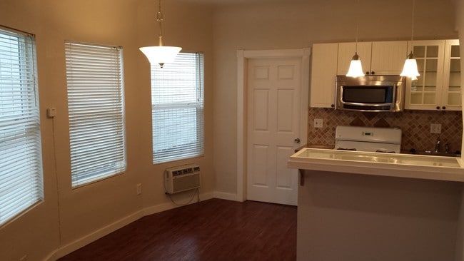 Interior Photo - 2818 E St