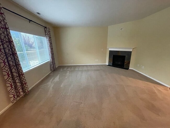Building Photo - Gorgeous 5 Bedroom Home for Rent In South ...