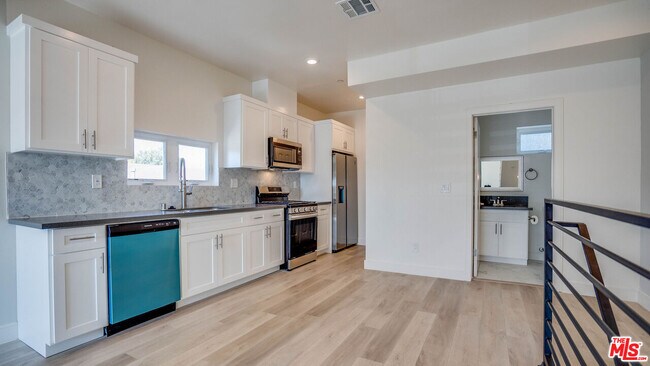 Building Photo - 610 N Gramercy Pl