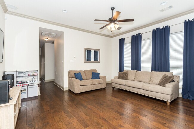 Foto del edificio - 735 Fall Creek Drive