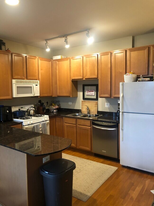 Kitchen - 2330 W Saint Paul Ave