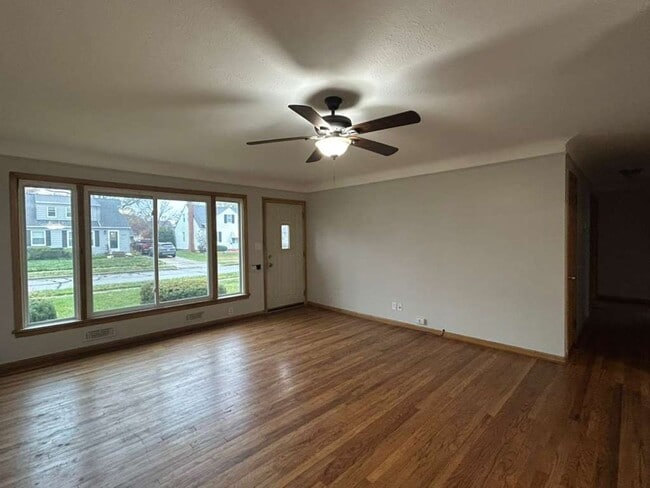 Building Photo - Looking for a place that actually feels li...