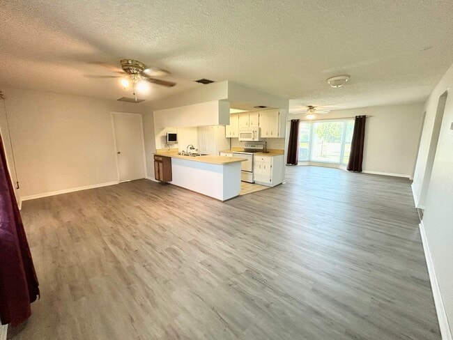 Foto del edificio - 4107 Santiago St