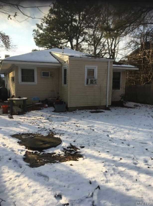 Building Photo - 183 Mastic Beach Rd